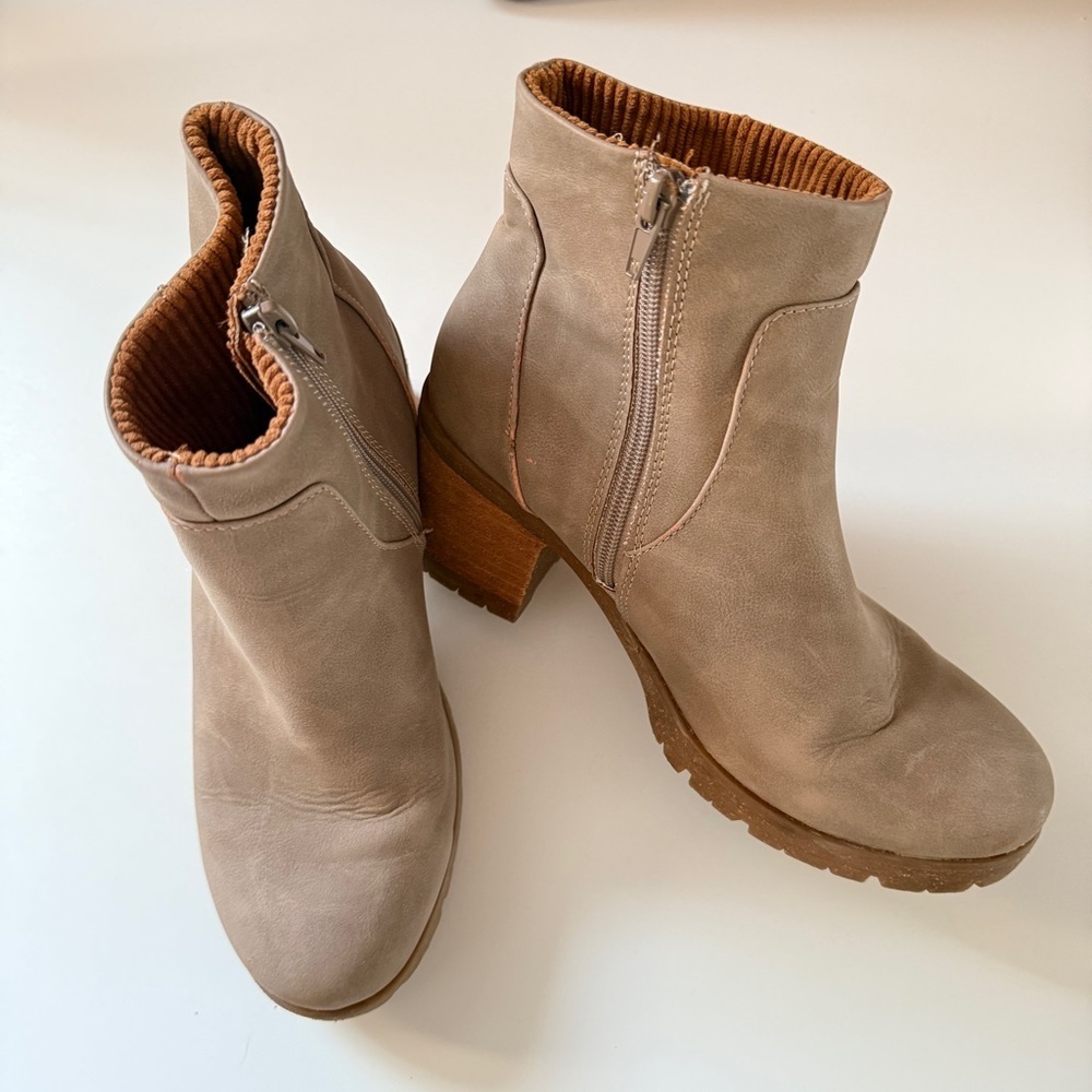 Korks-Ease Esmerelda Taupe Suede Lug Sole Block Heel Ankle Booties Size 8